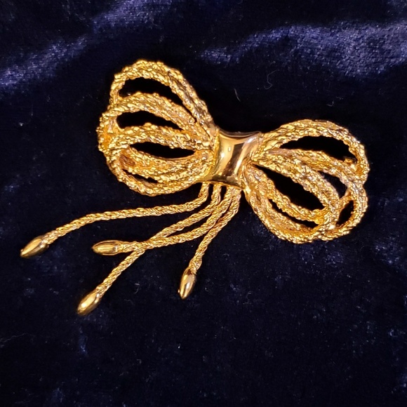 VNTG Gold Tone Polished and Textured Bow Brooch - Picture 2 of 6